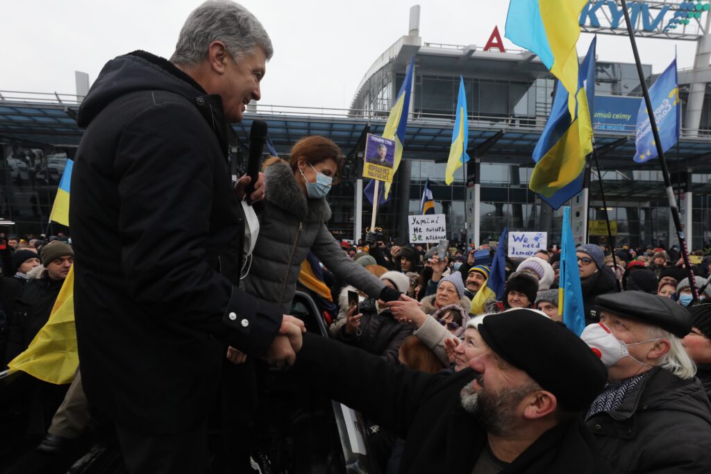 Які ми з вами круті: Порошенко після суду подякував людям за підтримку