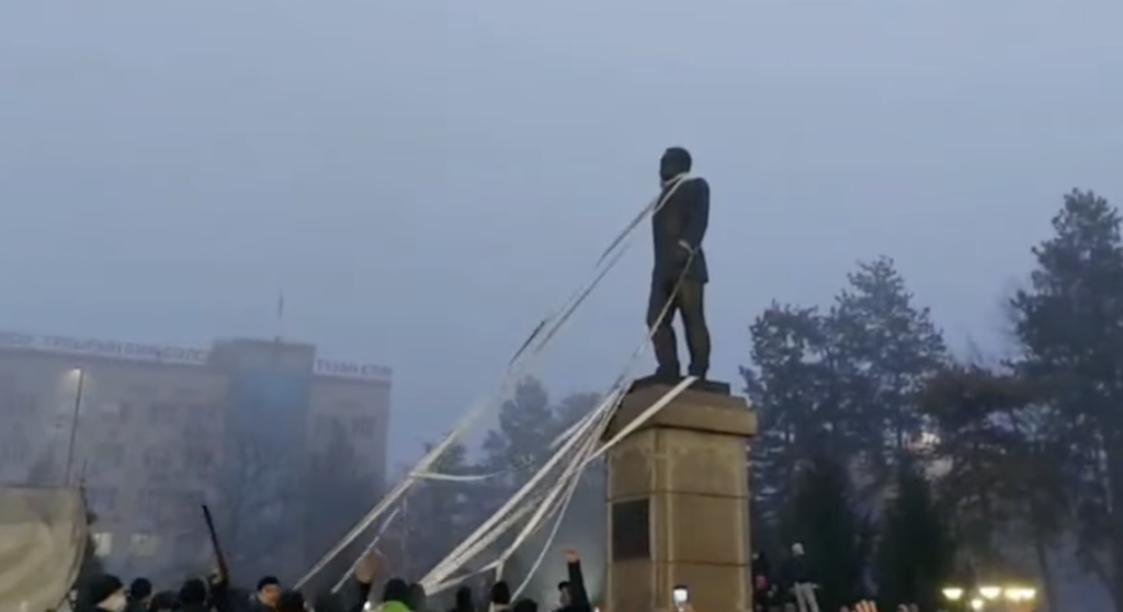 У Казахстані повалили пам’ятник Назарбаєву