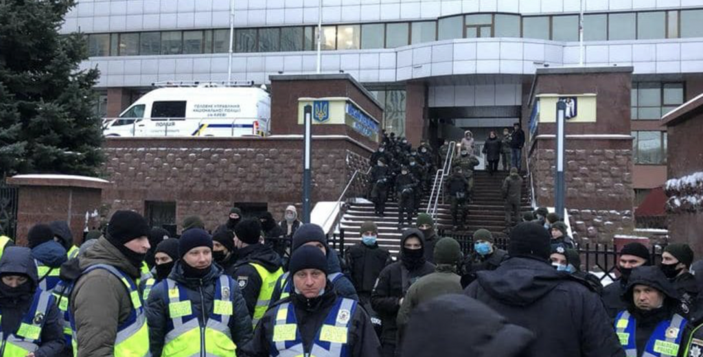 Ірина Геращенко повідомила про перешкоджання активістам біля Апеляційного суду Києва
