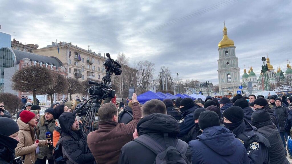 Залили слезоточивым газом: в результате столкновений у Печерского суда пострадал оператор «Прямого»