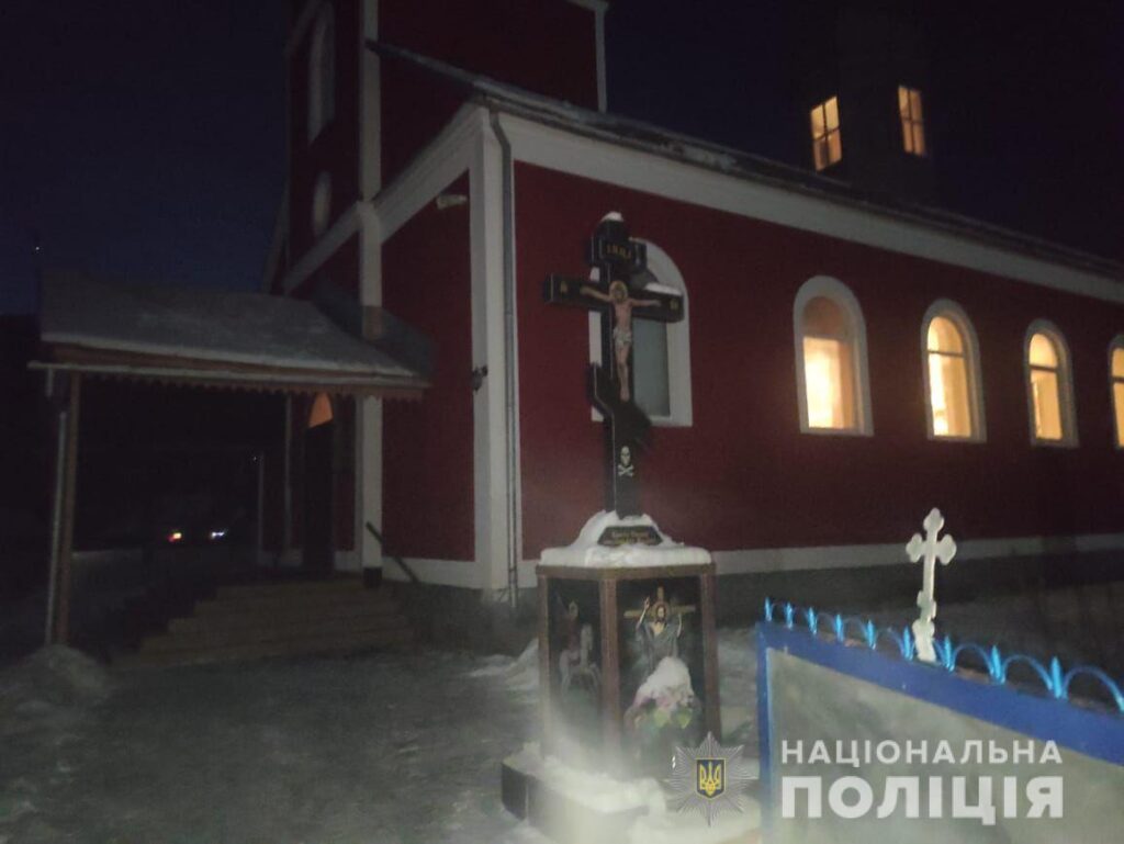 Дочекався поліції разом зі священником: на Закарпатті чоловік пограбував церкву, але не втік