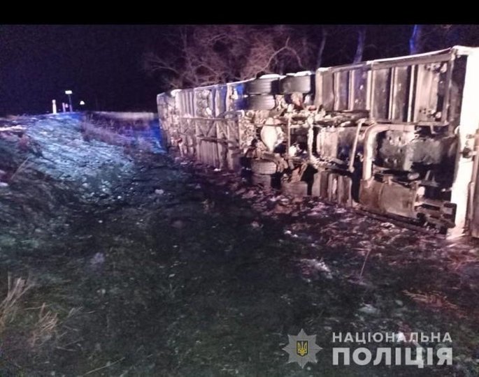 На Львівщині з’їхав у кювет та перекинувся рейсовий автобус: постраждало 14 осіб