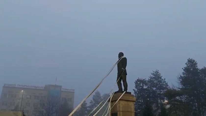 На всій території Казахстану ввели режим надзвичайного стану
