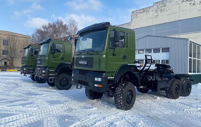Для буксирування танків та артилерії: КрАЗ виготовив першу партію тягачів на замовлення Міноборони