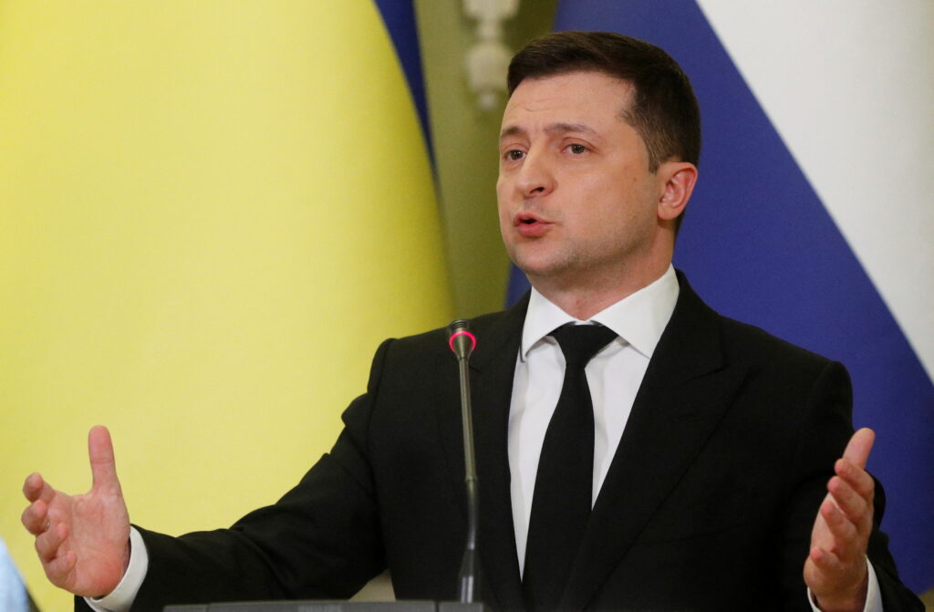 Зеленский хочет удержать рейтинг за средства налогоплательщиков: Омелян о телефонах для вакцинированных
