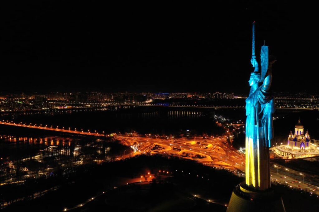 На знак єдності українців: “Батьківщину-Мати” підсвітили жовто-блакитними кольорами