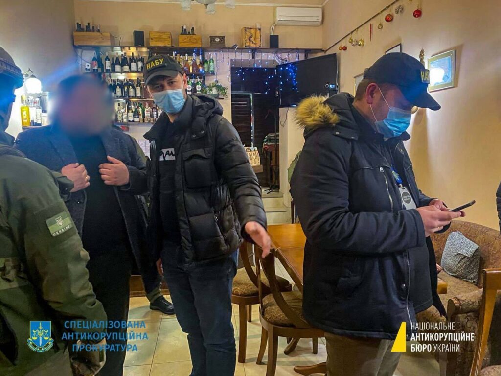Підозрюваний у хабарництві “слуга” Кузьміних “працював” за 30% відкату: НАБУ оприлюднило відео