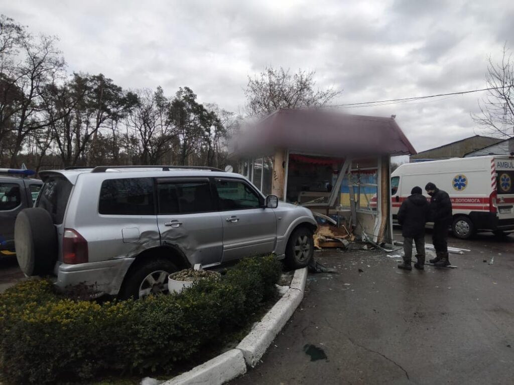 На Київщині водійка в’їхала в кав’ярню: є постраждала