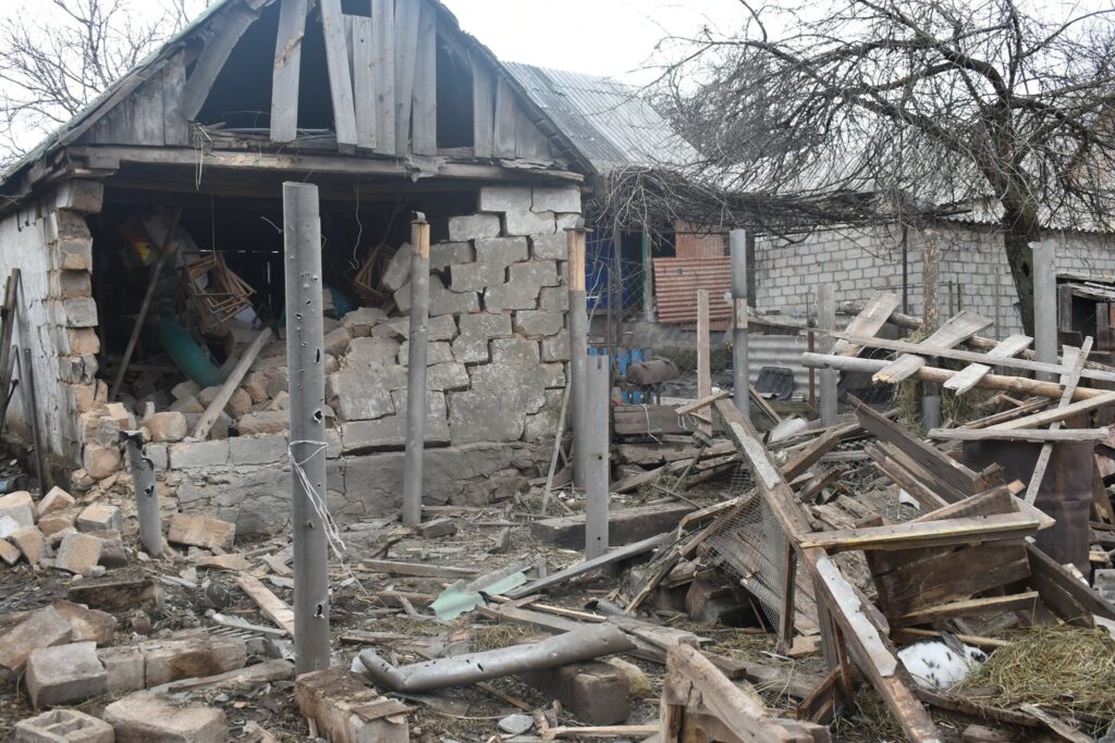 Терористи обстріляли Новозванівку: частина селища лишилась без світла