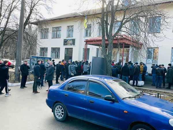 Біля київського військкомату утворилась черга з добровольців: відео