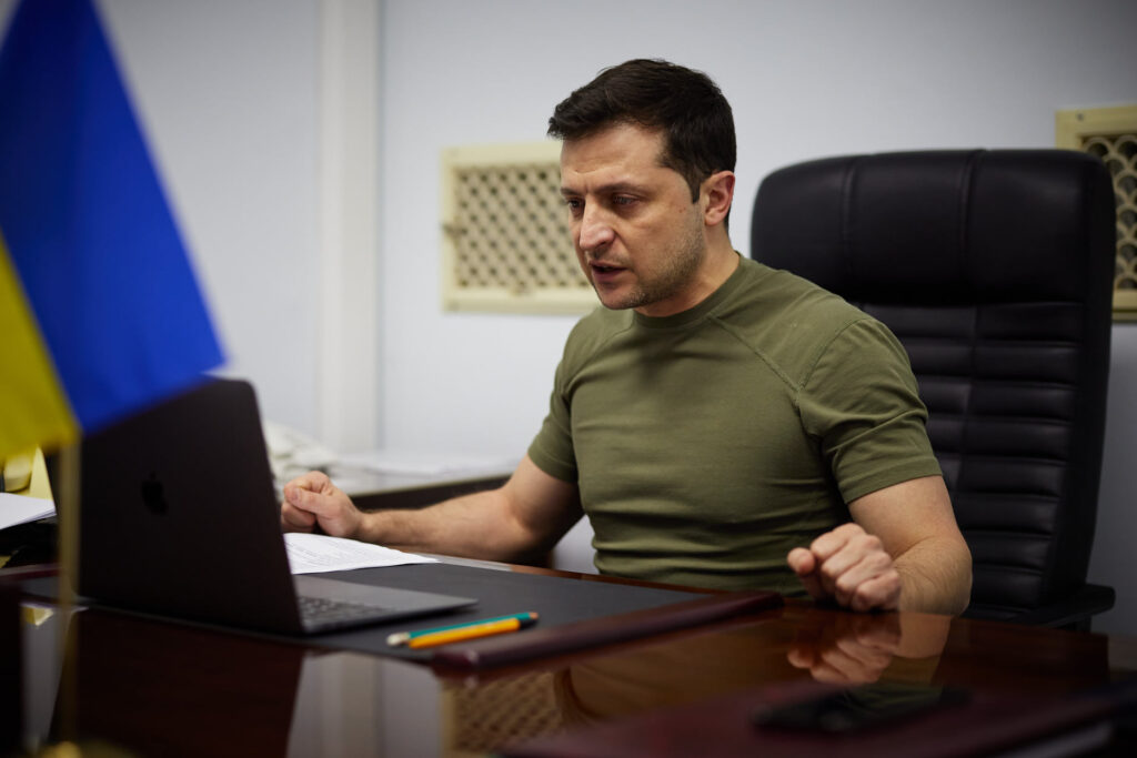 Нам нужно оружие, а не транспорт – Зеленский отклонил предложение США эвакуироваться