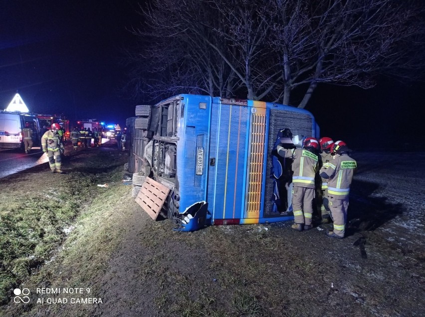 Водій заснув за кермом: у Польщі перекинувся автобус з українцями