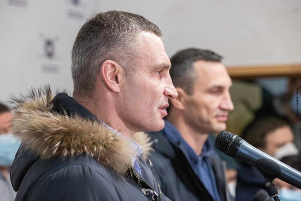Брати Клички відвідали перший центр рекрутингу резервістів тероборони: Володимир подав заяву на вступ до бригади