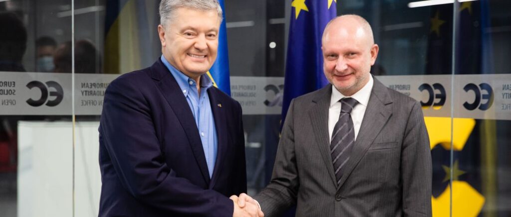 Порошенко зустрівся з послом ЄС Маасікасом та закликав до жорстких санкцій проти режиму Путіна