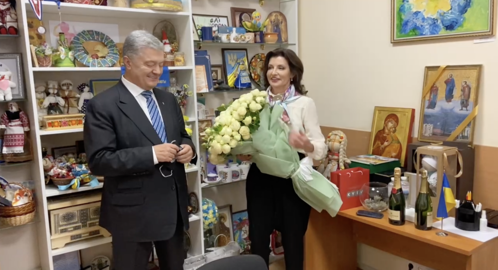 Белые розы и признания в любви: Порошенко сделал жене Марине романтический сюрприз