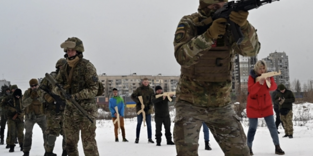 Шоломи і бронежилети: Як українські журналісти готуються до можливої війни