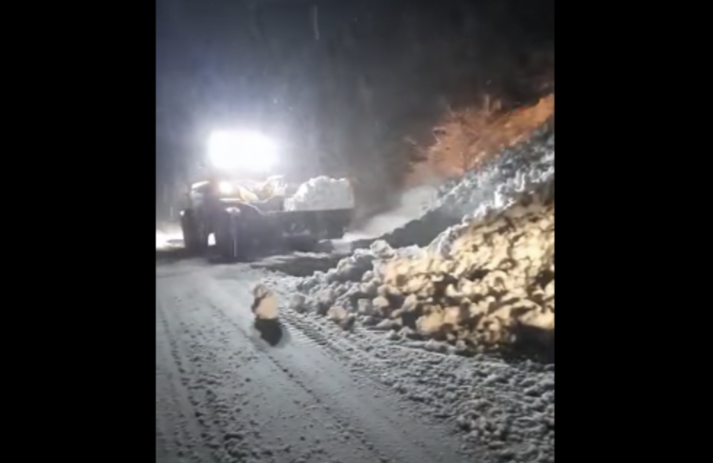 На Закарпатье на трассе сошли две лавины