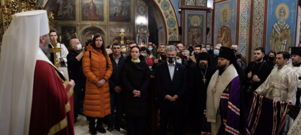 Петро Порошенко з родинами загиблих на Майдані помолився за Героїв Небесної Сотні у Михайлівському Золотоверхому соборі