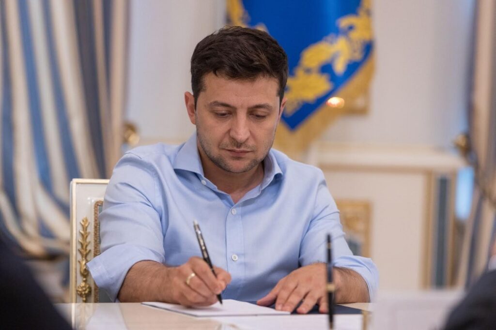 Зеленский подписал указ о повышении зарплат военнослужащим: кому и насколько