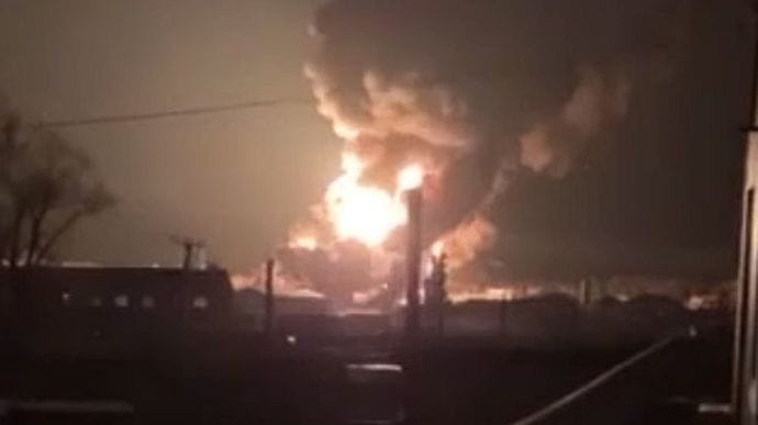 Масштабна пожежа на нафтобазі біля Василькова: мешканців Києва просять закрити вікна