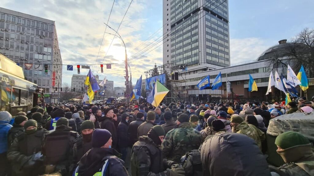 Біля Київського Апеляційного суду проходить багатотисячна акція на підтримку Порошенка: фото