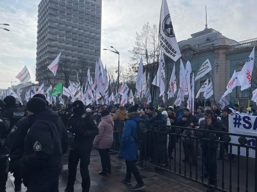 Під Радою стались сутички між ФОПами та силовиками
