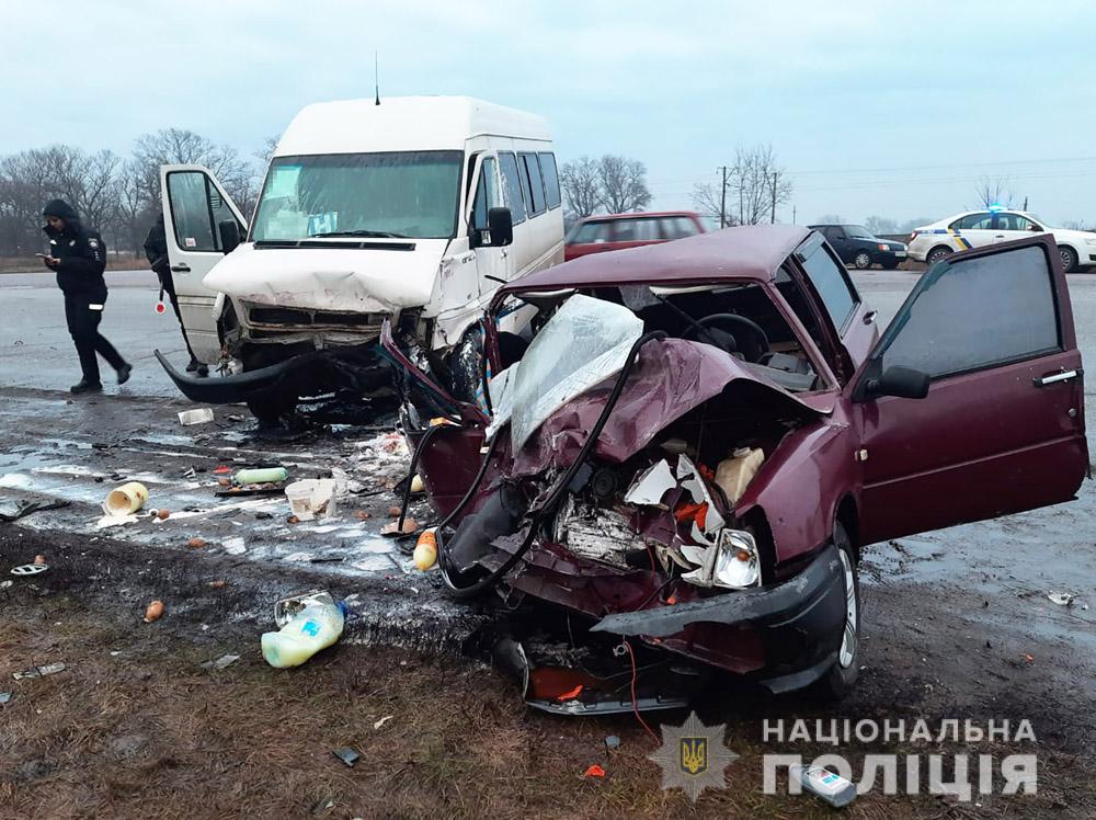На Запоріжжі мікроавтобус розтрощив автівку: є загибла