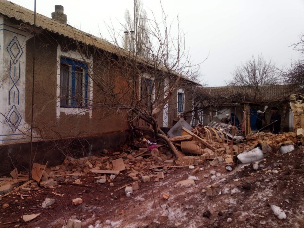 Окупанти обстріляли Врубівку на Луганщині: влучили у ліцей та пошкодили житлові будинки