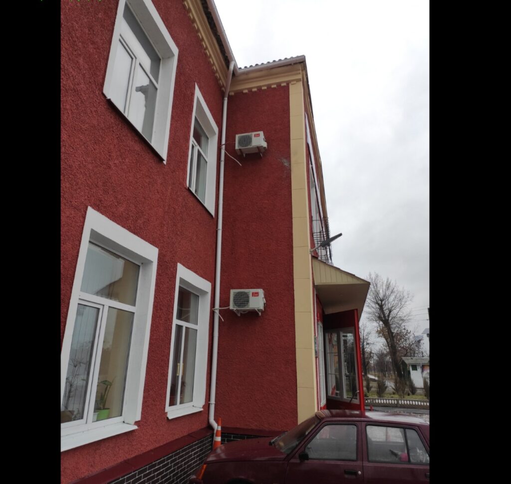 У Щасті на Луганщині окупанти внаслідок обстрілу пошкодили будівлю пожежної частини