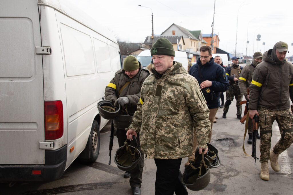 Порошенко привез средства защиты и вооружения на блокпост на въезде в Киев