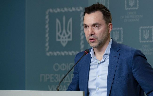 “Жінка в армії – це жах”: Арестович розкритикував  українських захисниць