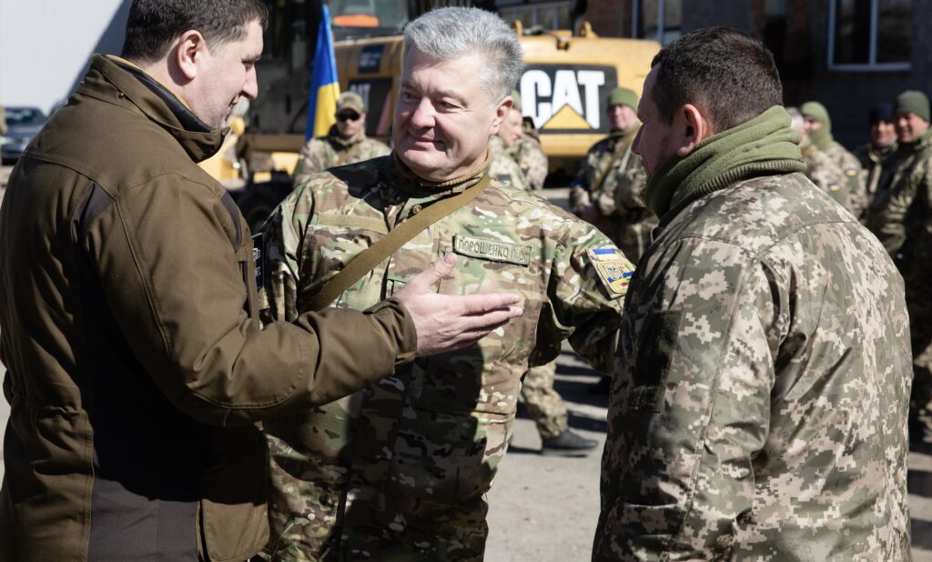Порошенко пропонує дозволити нардепам суміщати мандат і службу в ЗСУ або теробороні, а тих, хто відсиджується в тилу – позбавляти мандатів