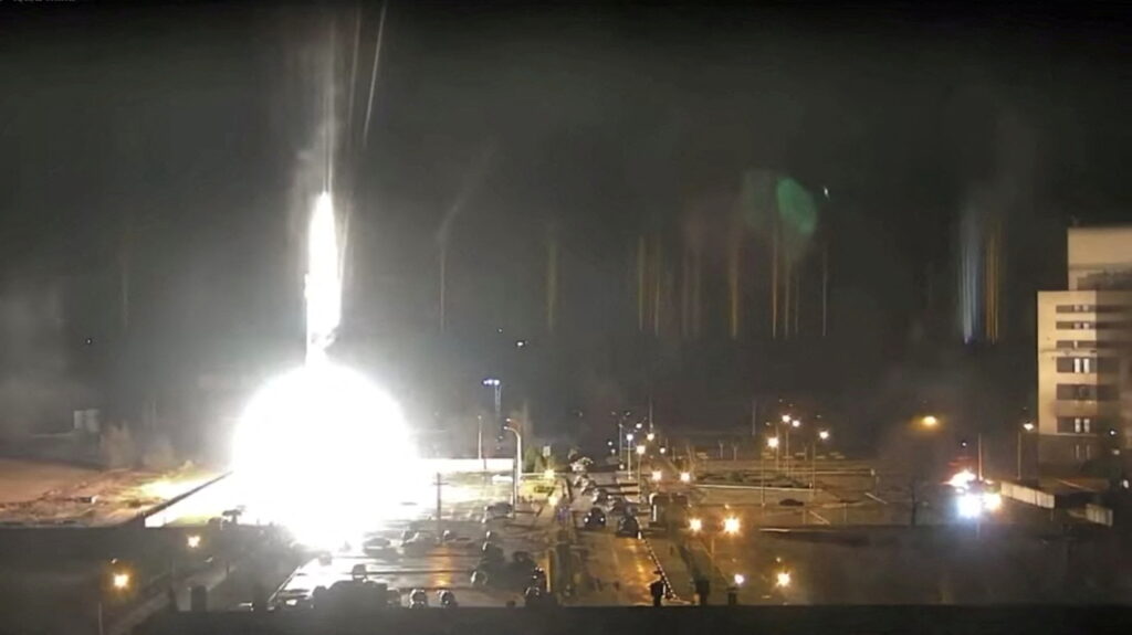 Российские войска обстреляли Запорожскую АЭС, там начался пожар: сейчас его локализовали