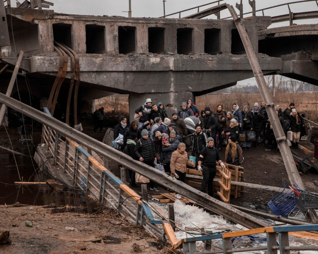 З-під зруйнованого мосту поблизу Ірпеня врятовано понад тисячу людей – МВС