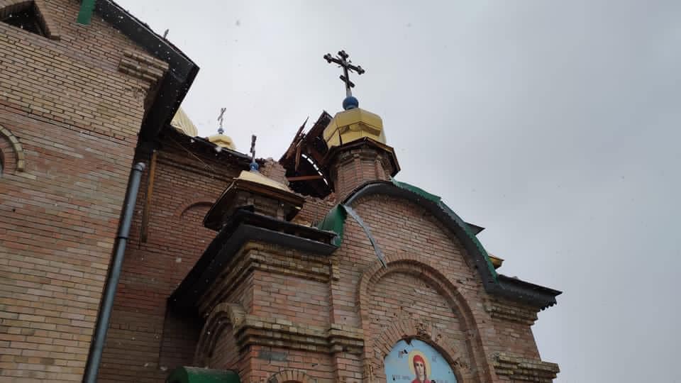На Луганщині росіяни обстріляли церкву, де переховувались цивільні 