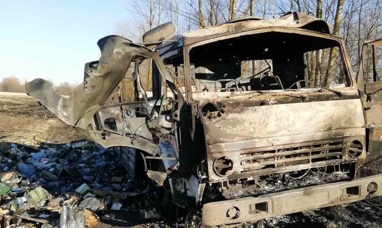 Військові ЗСУ на Чернігівщині розгромили “КамАЗи” окупантів з боєприпасами і провіантом