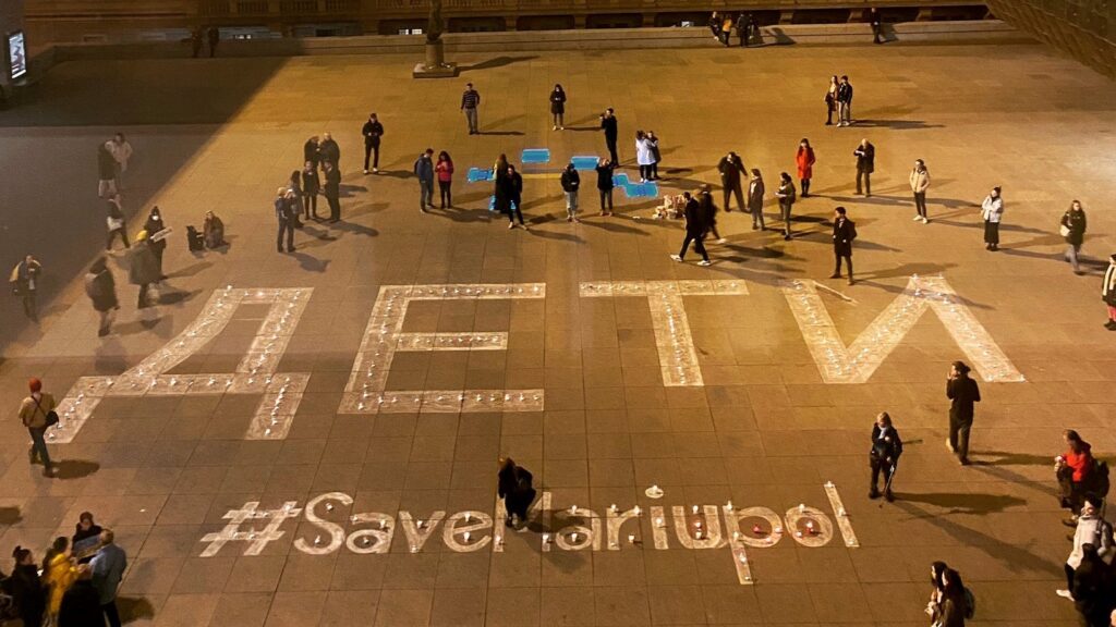 #SaveMariupol: у Празі перед театром виклали свічками напис “Діти”