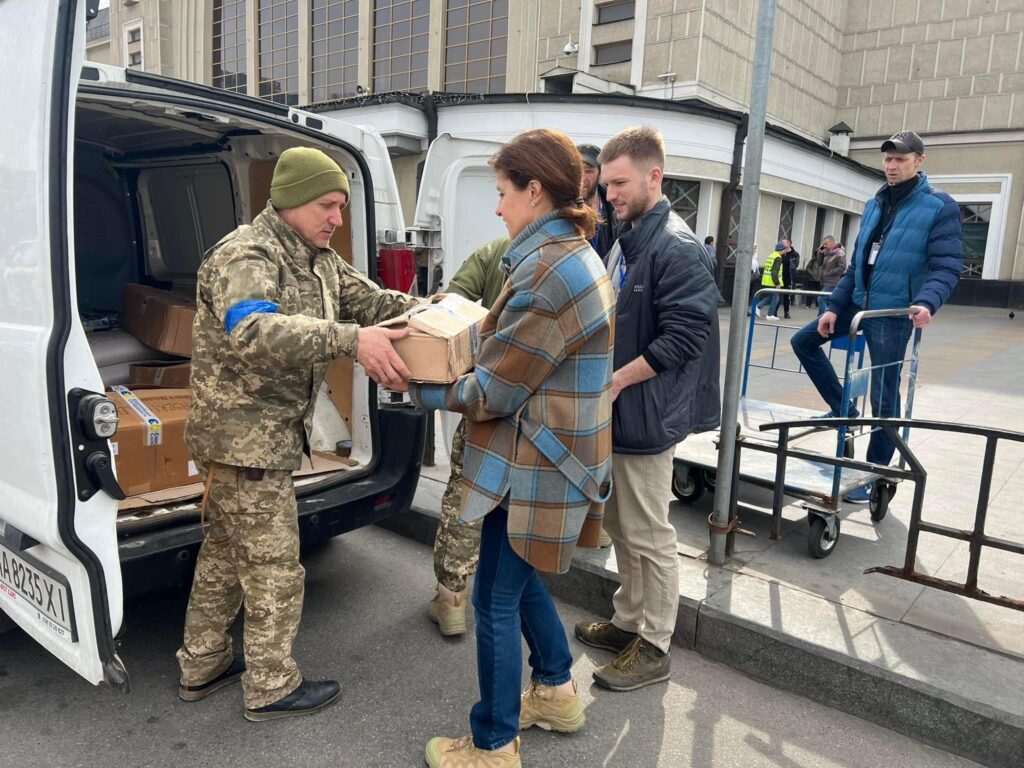 У волонтерський центр на вокзалі приходять не лише переселенці, а й кияни, які потребують допомоги – Марина Порошенко