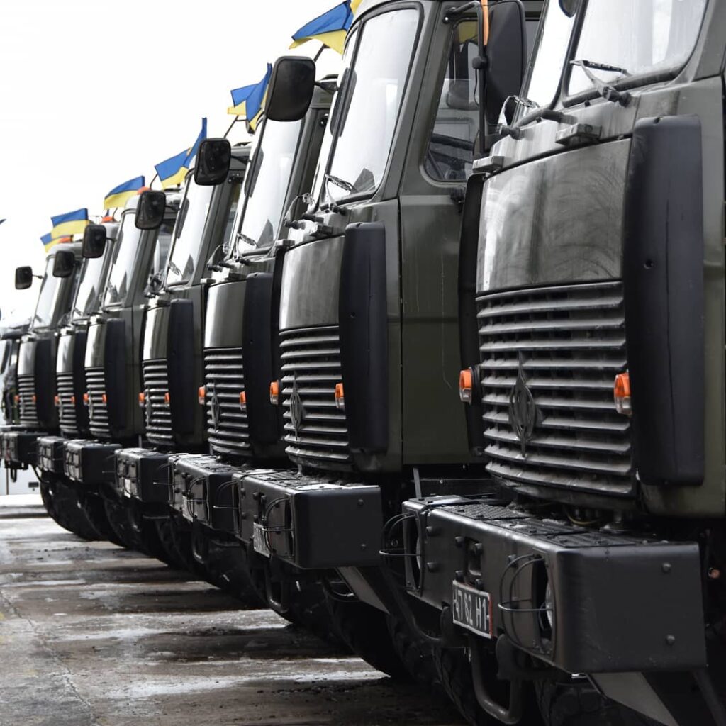 Компанія “Богдан” спільно з партнерами передала українським захисникам автотехніки на 100 мільйонів гривень