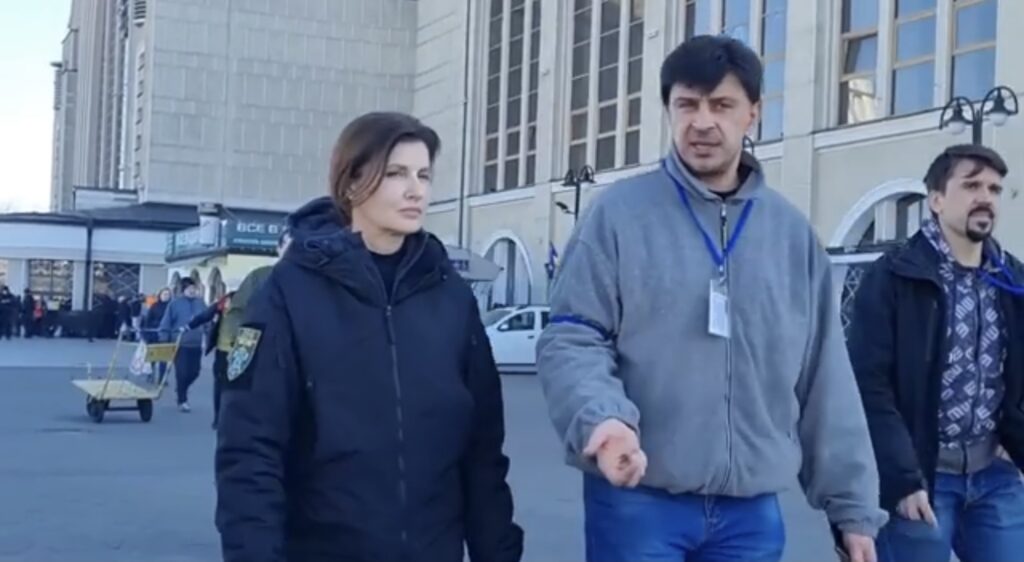 У волонтерський центр на вокзалі у Києві привезли гаряче харчування – Марина Порошенко