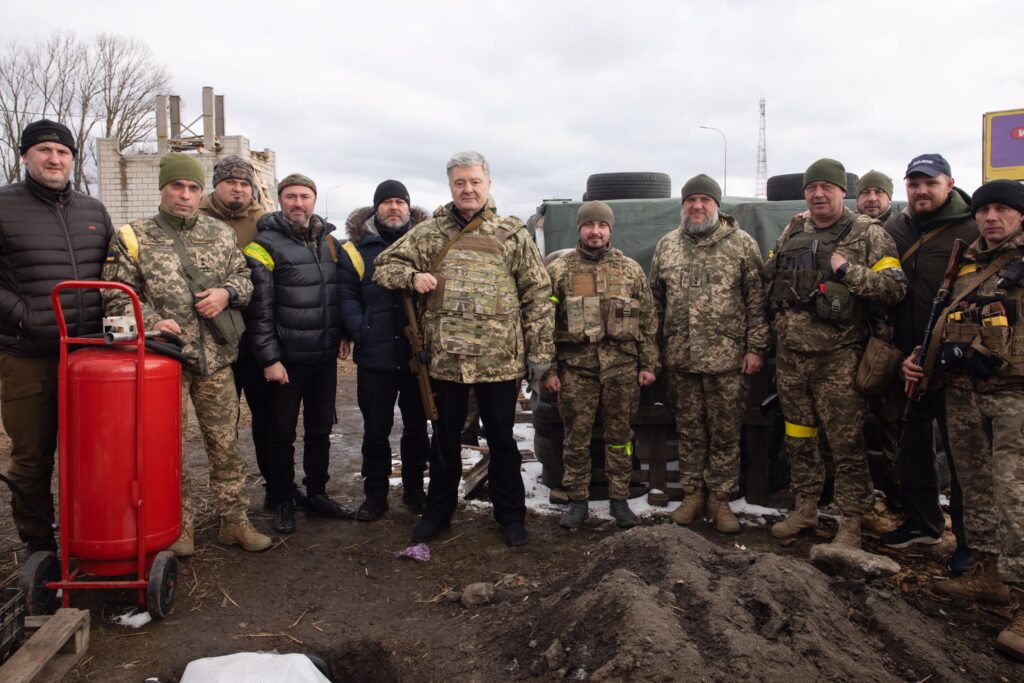 Петр Порошенко передал оружие и амуницию терробороне Борисполя