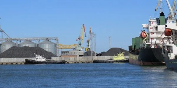 Російські окупанти у Бердянську вкрали кораблі з десятками тисяч тонн зерна