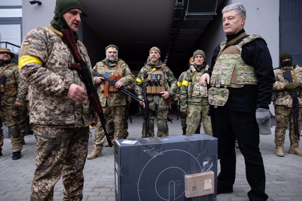 Британські волонтери передали 206-му батальйону тероборони передавач Starlink