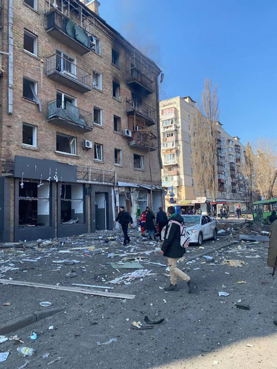 Сили ППО збили крилату ракету над Києвом, уламки впали на житловий будинок: фото