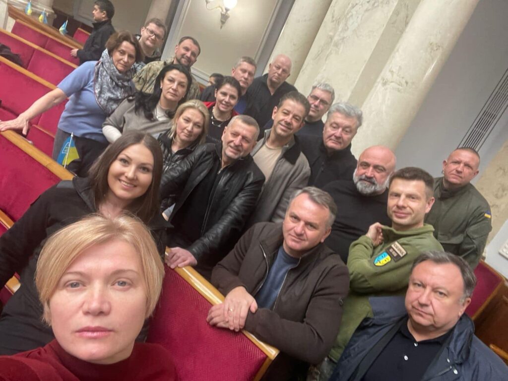 Порошенко пропонує звільняти високопосадовців, які «відсиджуються» у тилу: столицею України є Київ, хто хоче тікати – пишіть заяву