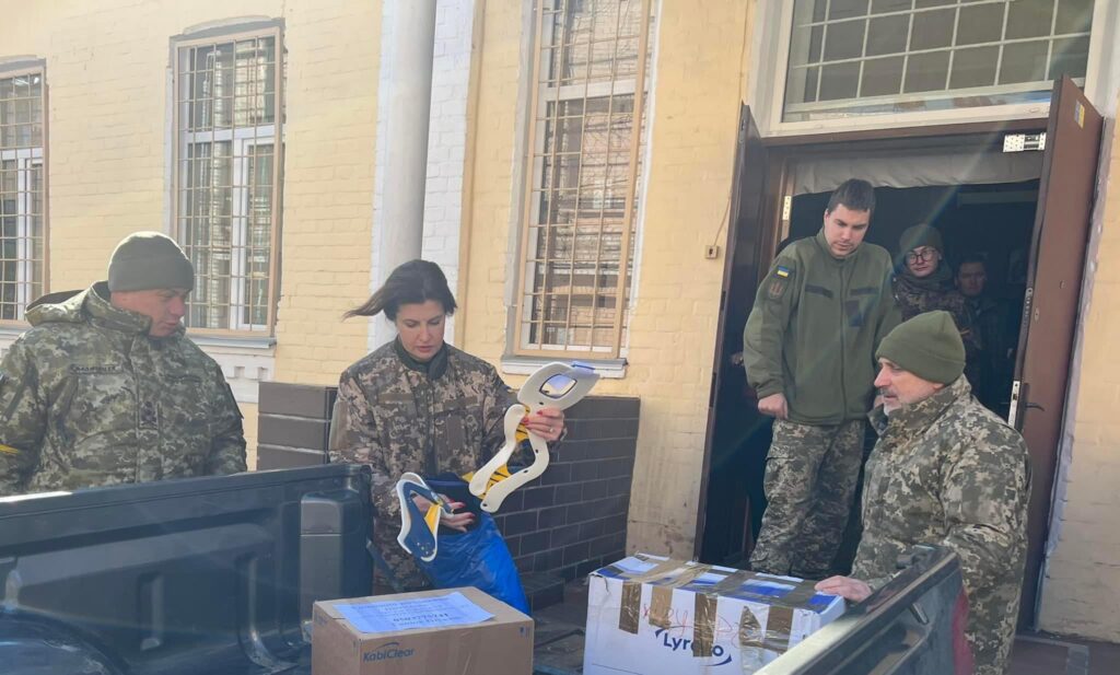Марина Порошенко привезла лекарства и медсредства в Киевский военный госпиталь