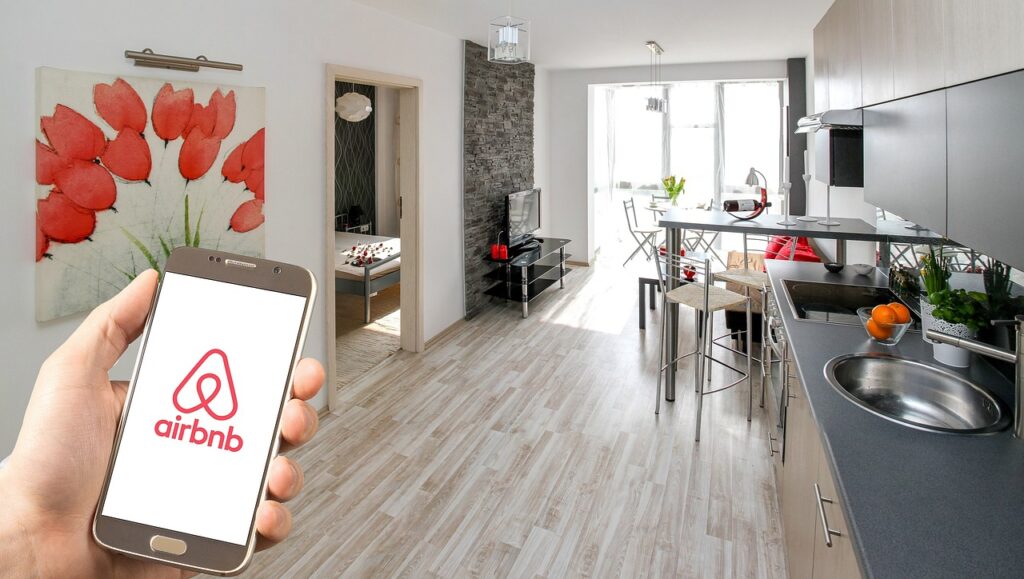 Сервіс Airbnb призупинив роботу в Білорусі та Росії