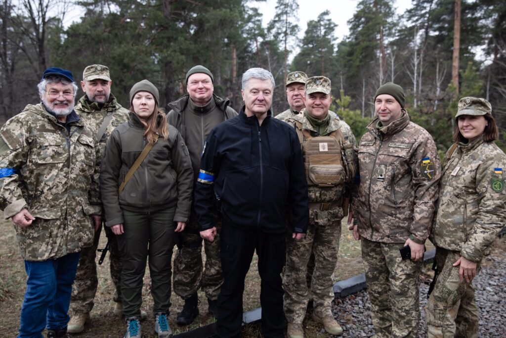 Весільний подарунок у часи війни: Порошенко привіз у 128-батальйон ТрО бронежилети, рації та аптечки