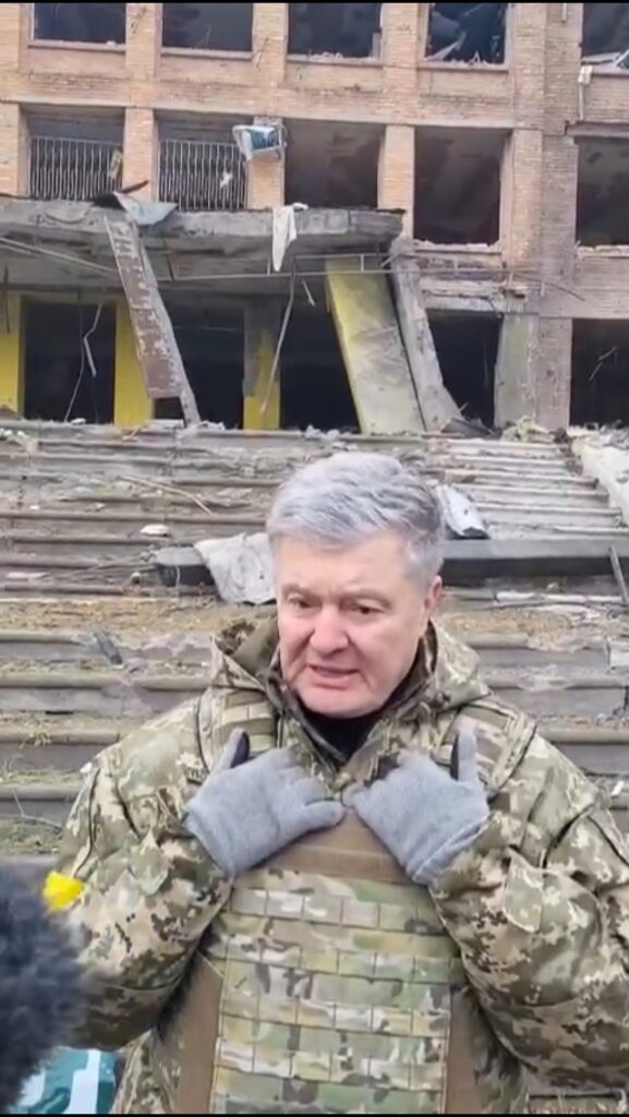 Порошенко біля зруйнованого будинку у Василькові закликав західних партнерів терміново закрити небо над Україною
