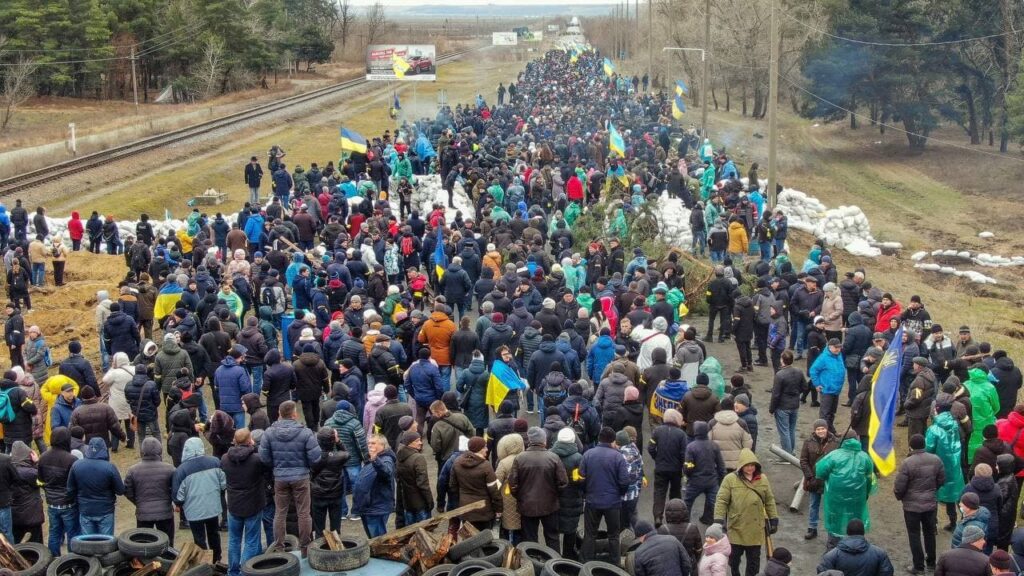 Російські війська обстріляли блокпост в Енергодарі: до міста заїхало понад 100 одиниць бронетехніки